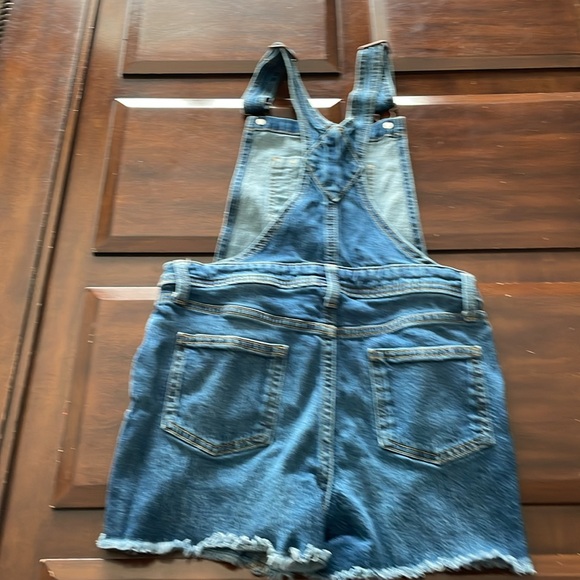 Girls size large 10/12 cat & Jack distressed blue Jean short overalls - Picture 6 of 8